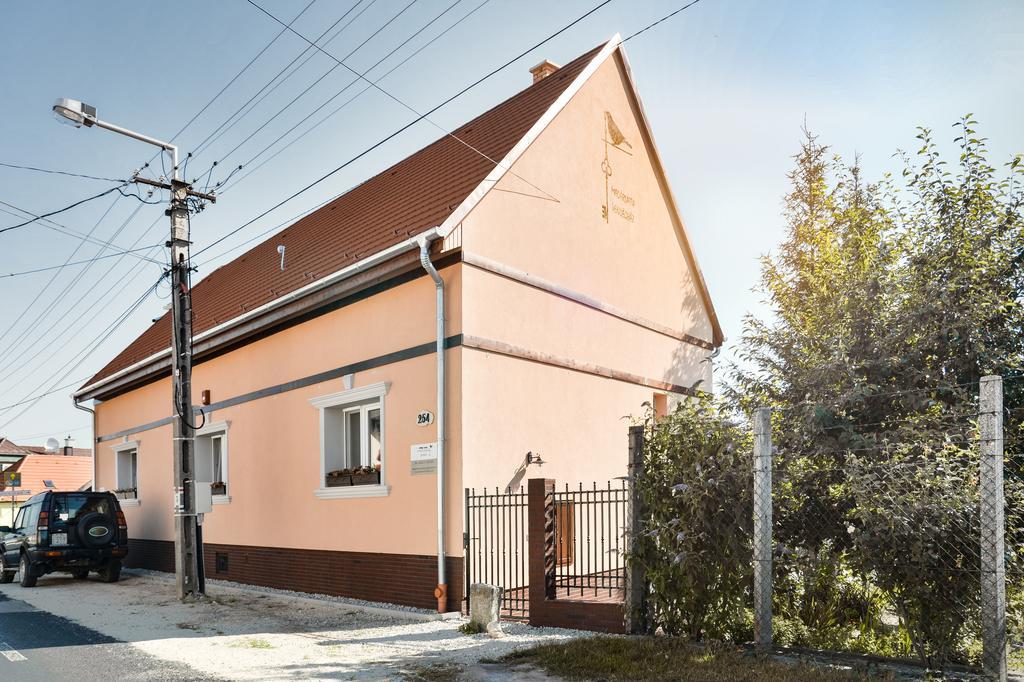 Madarlatta Vendeghaz Hotel Fertőrákos Екстериор снимка